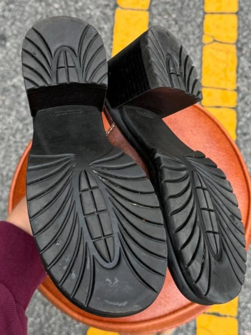 Vintage 90s brown leather wedges 🪐